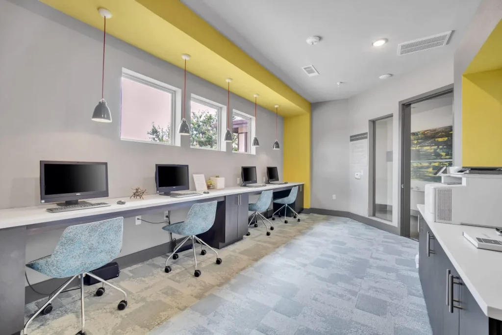 The Curve at Crescent Pointe Apartments with Co-Working Areas