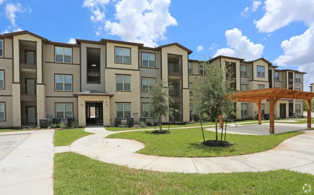 The Curve at Crescent Pointe Apartments