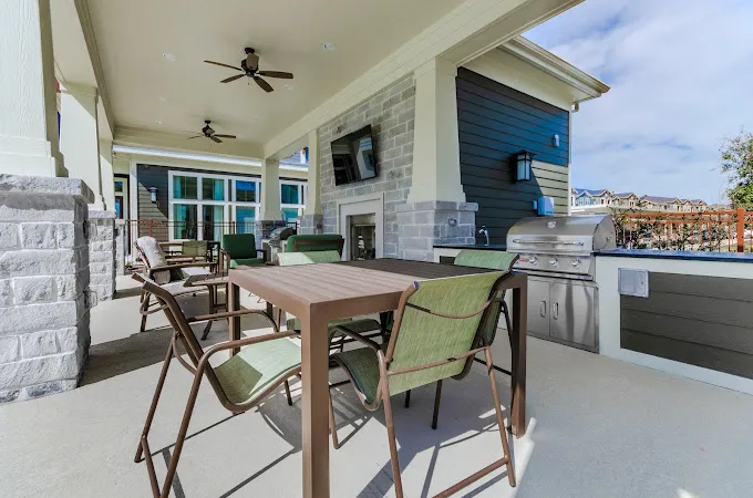 Oakwood Crossing Apartments with Outdoor Kitchen
