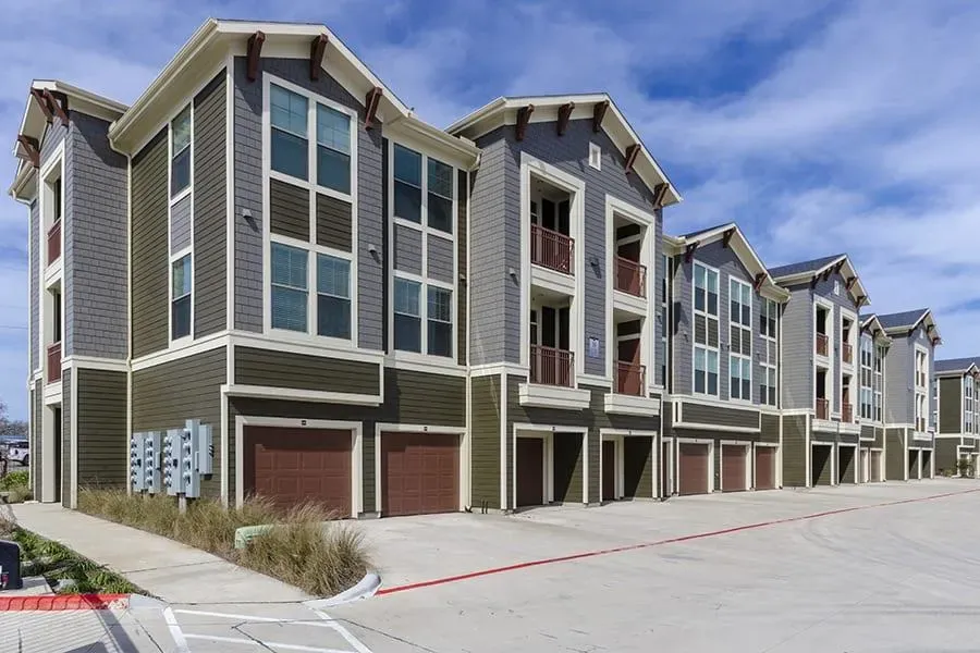 Oakwood Crossing Apartments with Garage