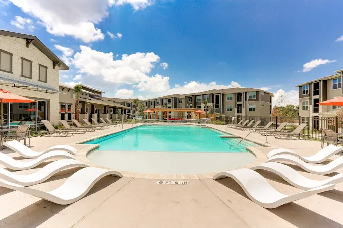 The Bend at Crescent Pointe Apartments with Outdoor Kitchen