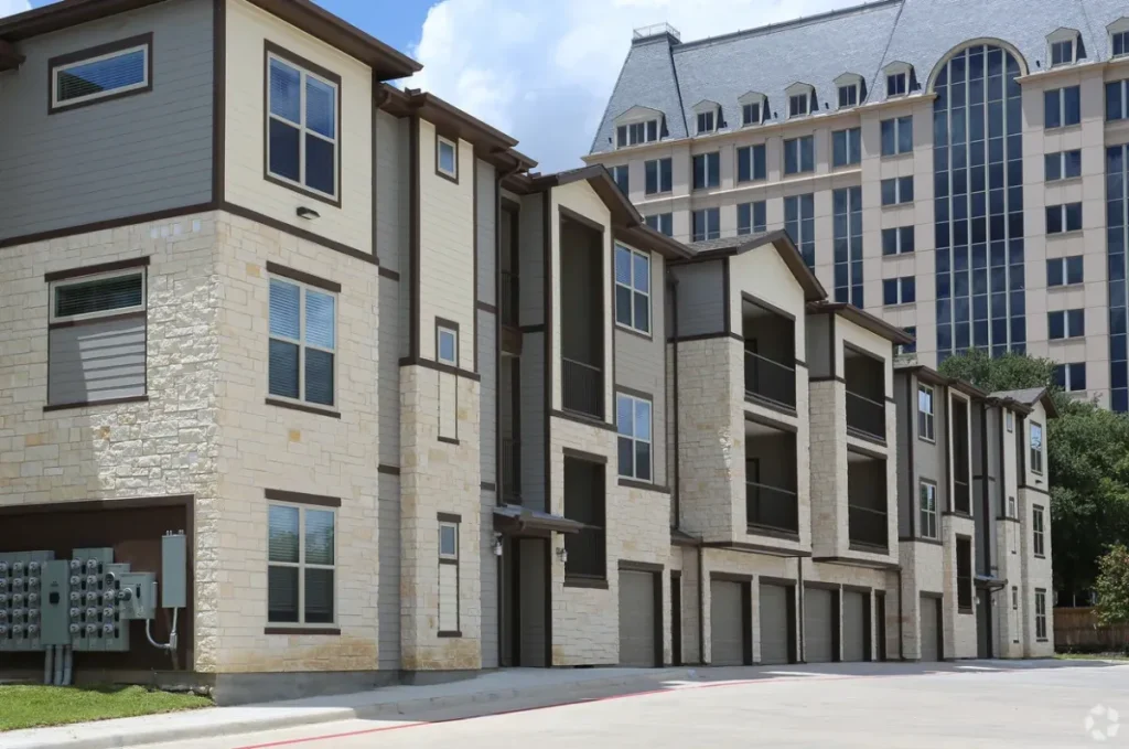 The Curve at Crescent Pointe Apartments with Garage